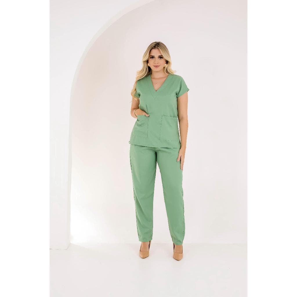 Conjunto Hospitalar Scrub feminino cor Verde.