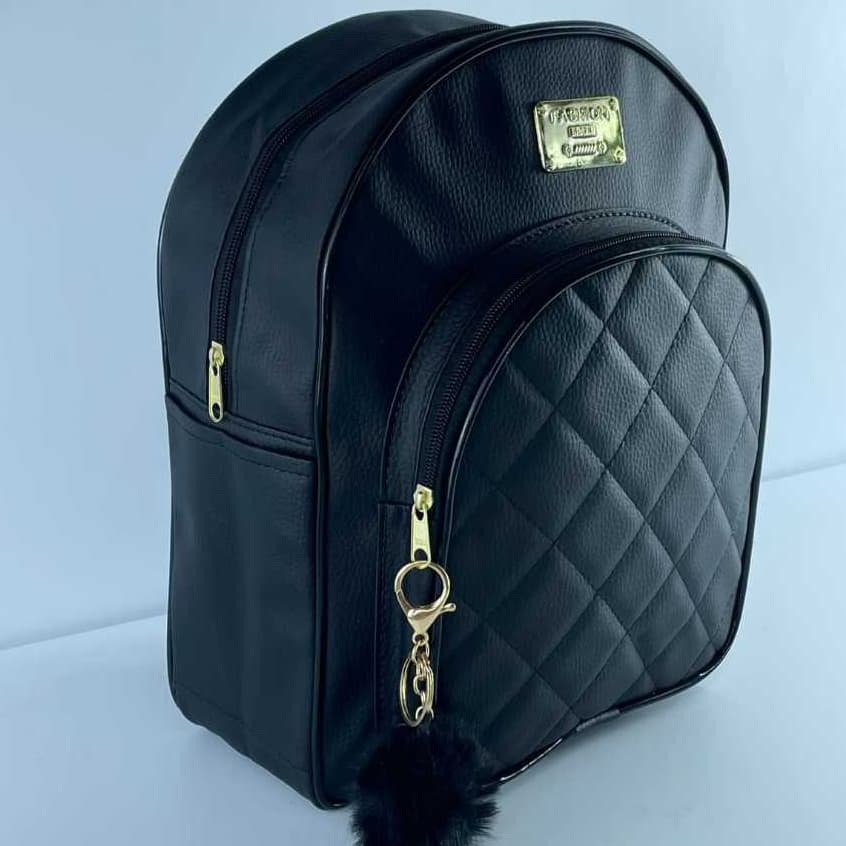 Mochila Feminina de Couro Sintético Para Escola ou Trabalho, Com Um Adorável Detalhe de Pompom.