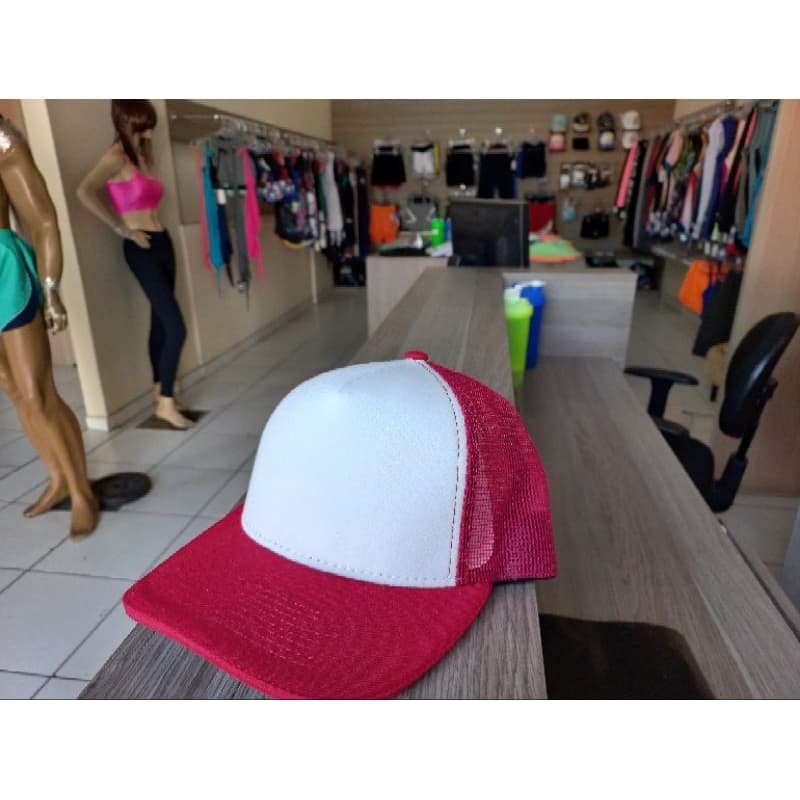 Boné Vermelho/Branco.