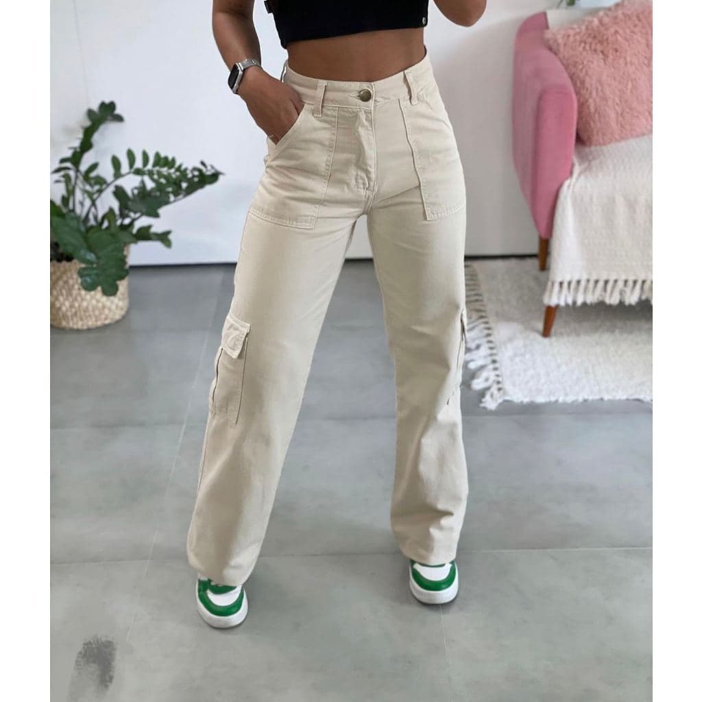 Calça jeans wide leg cargo com bolso feminino