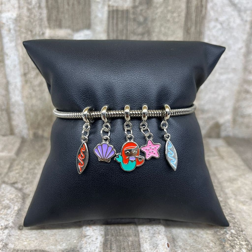 Berloque charm sereia concha estrela prancha de surf azul laranja