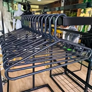 Cabide Adulto Preto Kit 80un Cabides Reforçado Expositor Para Roupas