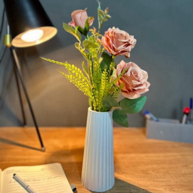 Arranjo com rosas artificiais luxo, flores decorativas, vaso gesso 3D canelado