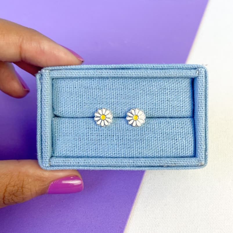 Brinco Margarida - Banhado a Prata - Feminino Delicado Minimalista Flor Primavera