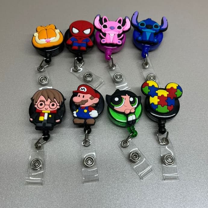 Porta Crachás Personalizado Retrátil  Studens Kids