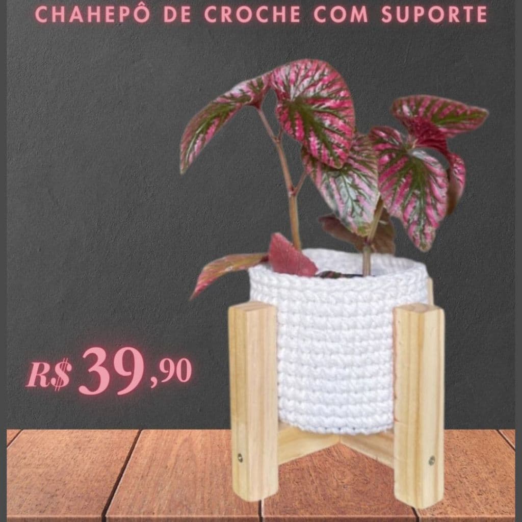 cachepôs de crochê com suportes de madeira