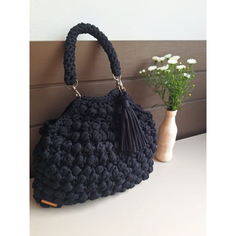 Bolsa de crochê com alça de mão em fio de malha