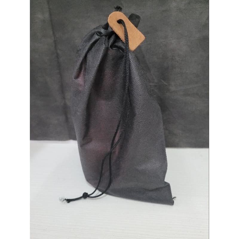 saquinhos tnt preto com cordinha e TAG tamanho 14x20
