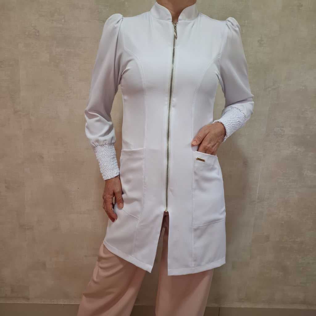 Jaleco Branco Feminino Acinturado Gola Padre Mangas Bufantes e Punhos de Lastex Princesa Jaleco Art