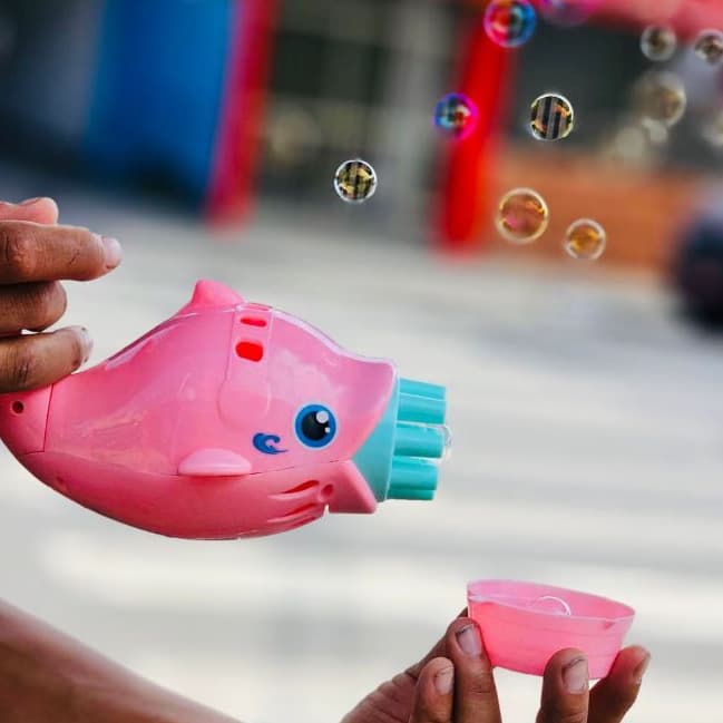 Pistolinha de Brinquedo Lança Bolhas 16cm à Pilha Golfinho Color