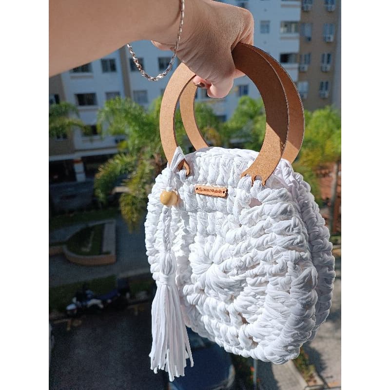 Bolsa de Mão em Crochê Feita em Fio de Malha e tassel, modelo exagonal.