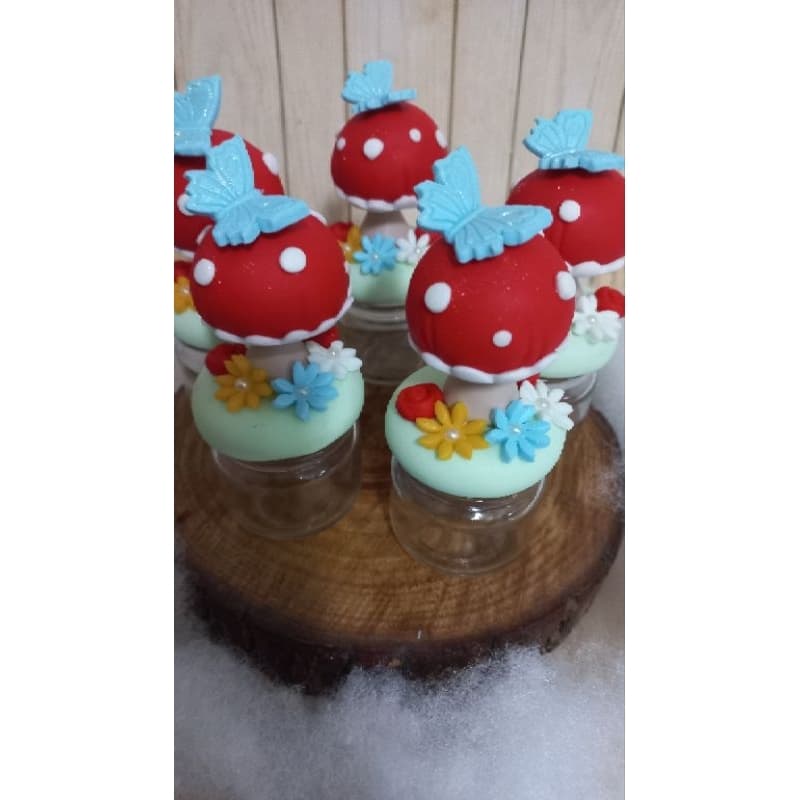 5 potinhos de vidro 40ml com cogumelo em biscuit Envio em 15 dias úteis.