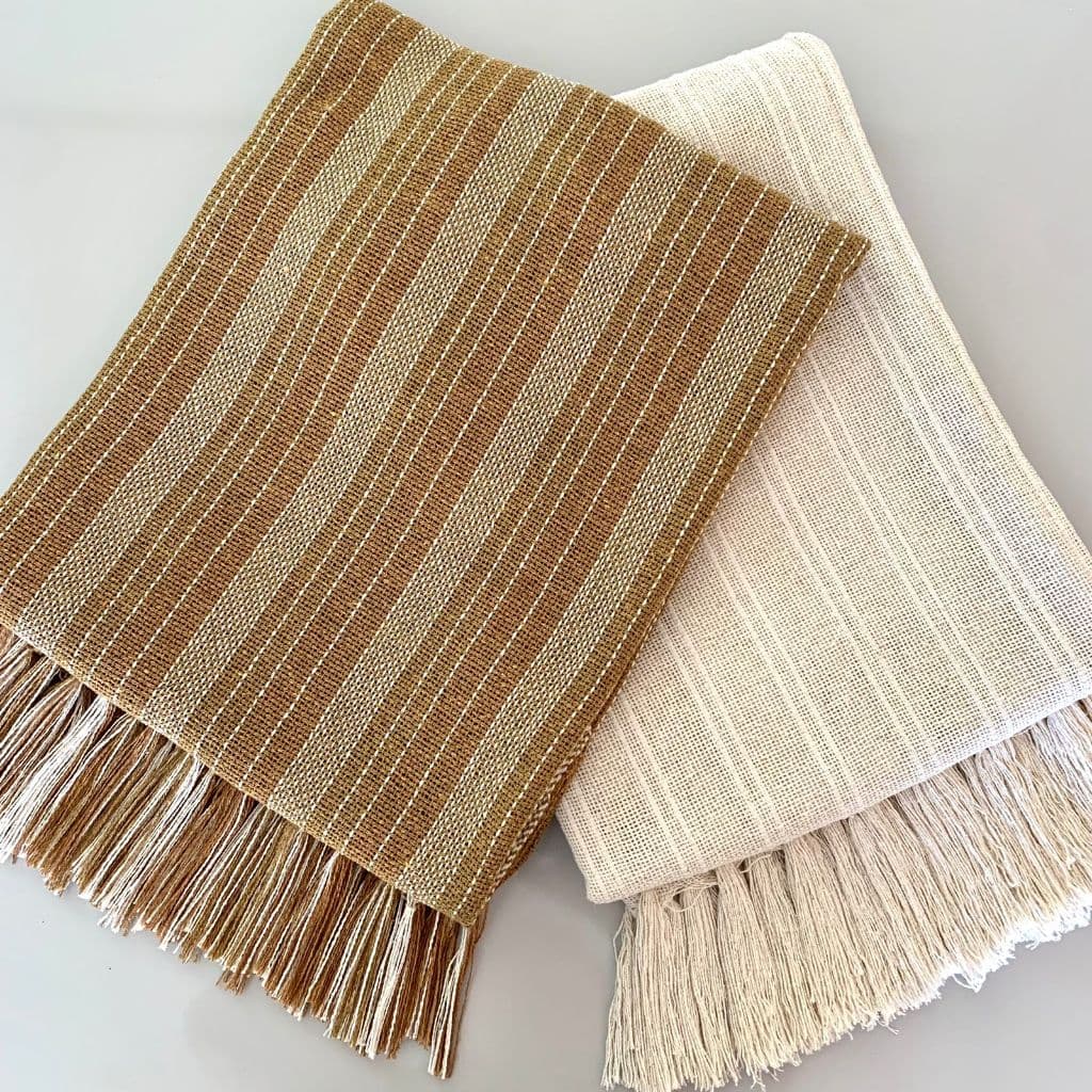 Kit 2 Mantas Para Sofá 1,20 X 1,80M Xale Caramelo De Faixa e Cru Tear Mineiro Artesanal 100% Algodão