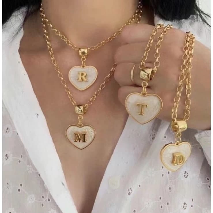 Colar Coração Com Pingente Inicial do Nome Super Tendência Feminino Folheados a Ouro 18k.