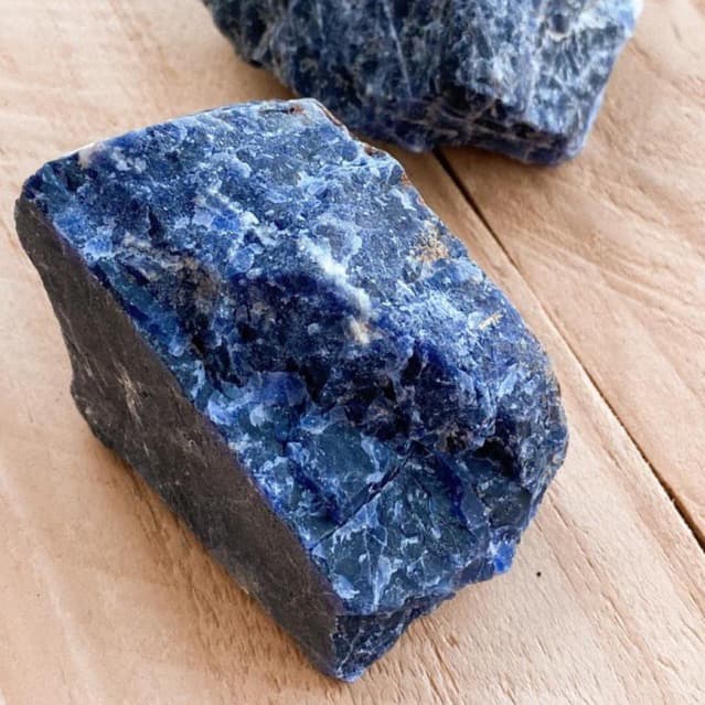 SODALITA AZUL BRUTA - PEDRA DA MENTE E COMUNICAÇÃO - Cristal Pedra Bruta Natural