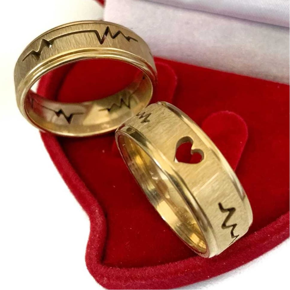 Kit Par De Alianças Coração Vazado Batimentos Casamento Escovada Dourada