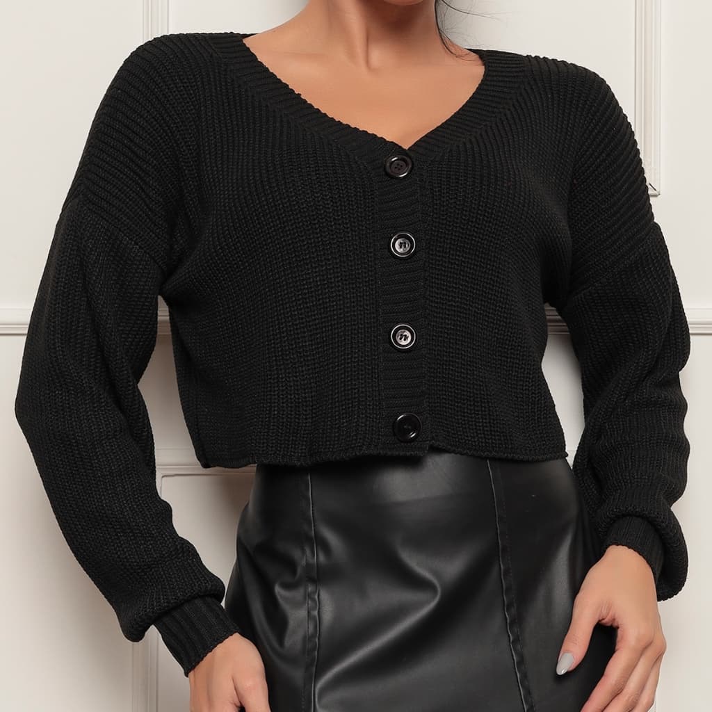 casaquinho tricot curto liso com botões manga longa