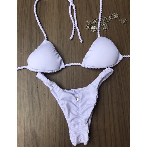 Biquíni cortininha com calcinha empina bumbum branco - sutiã com bojo removível detalhes em trança