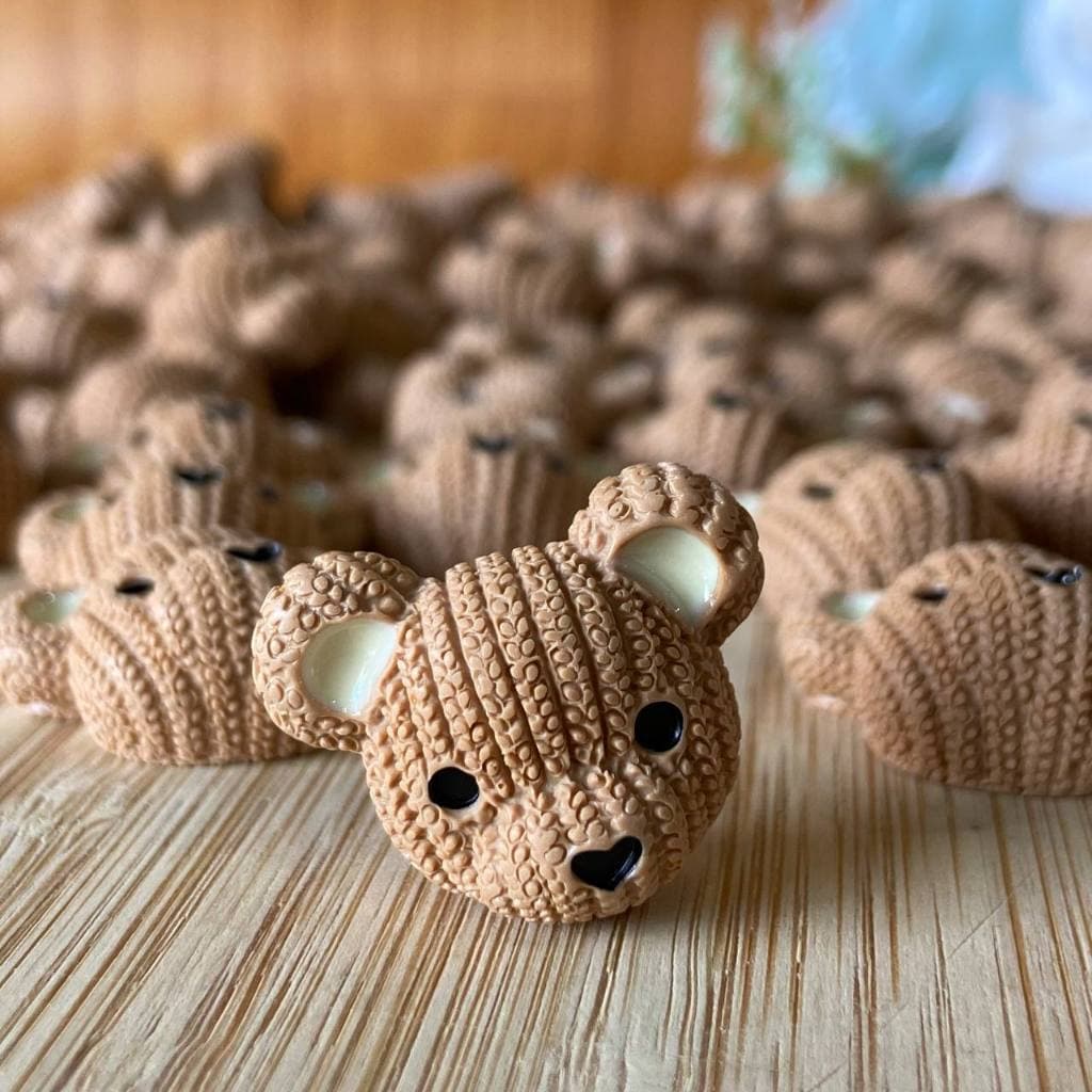 APLIQUE RESINA CABEÇA URSO TEXT. 20X22MM.  Pacote 10 Unid Ou Mais Cod.200402