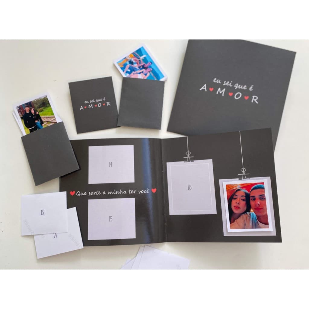Álbum de figurinhas Amor e História Personalizado