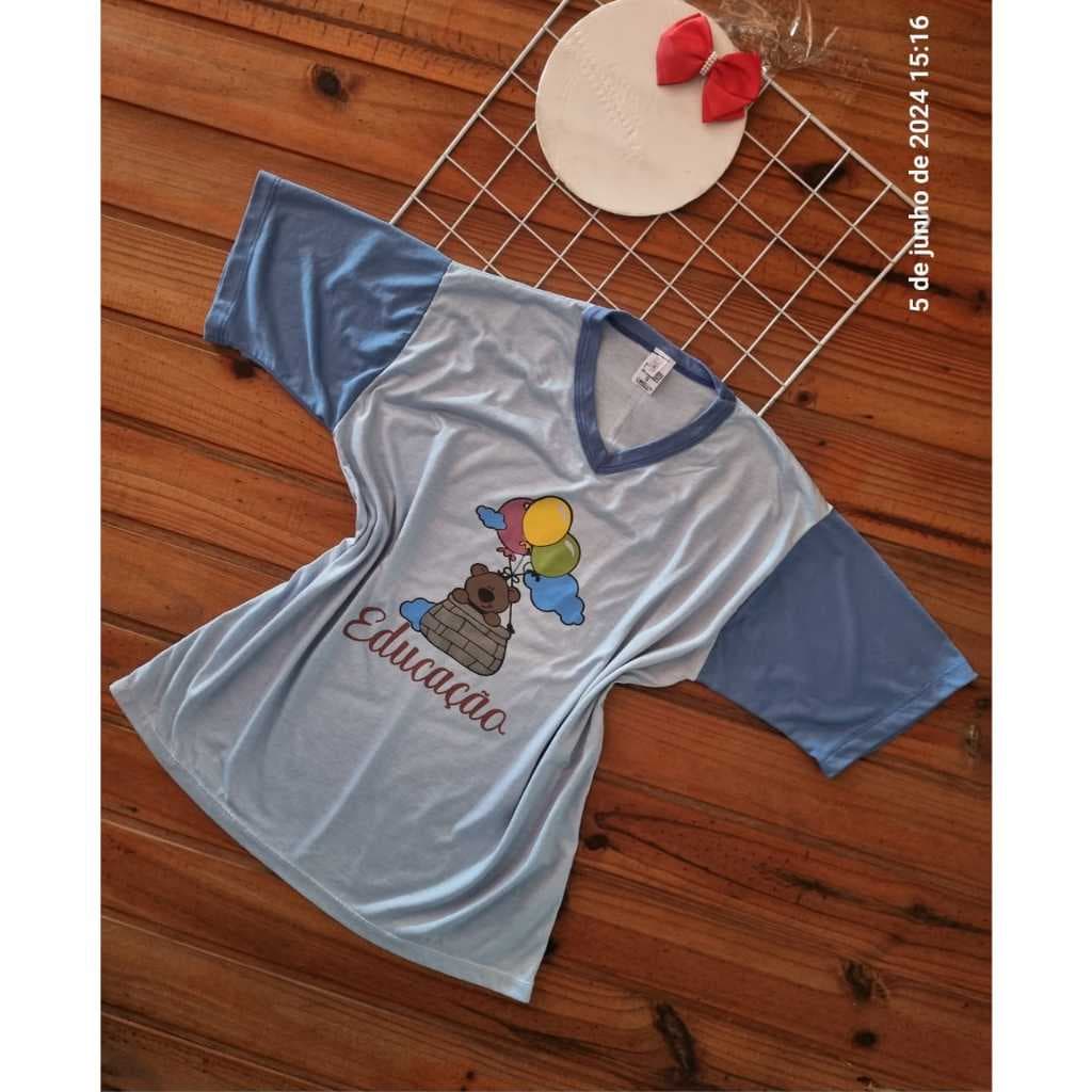 Camiseta Educação, pedagogia, professora. Azul claro com azul petróleo.Tamanho G.
