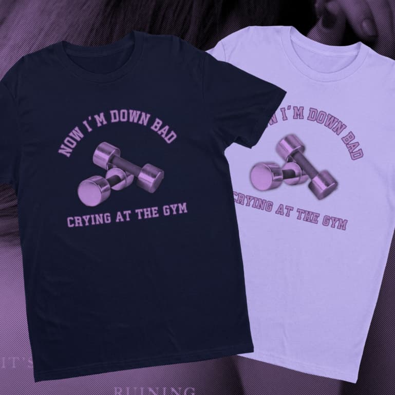 CAMISETA NOW I'M DOWN BAD CRYING AT THE GYM ALGODÃO TAYLOR SWIFT TTPD