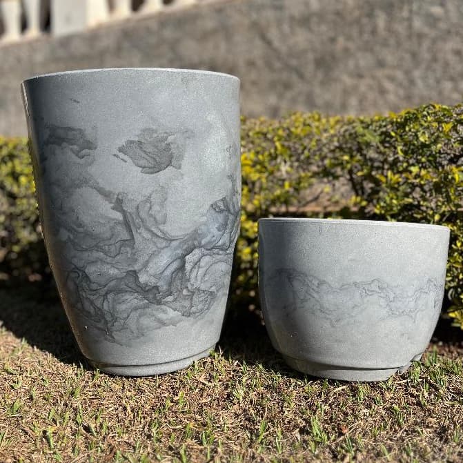 Kit 2 Vasos Decorativos Para Plantas Em Polietileno Coluna Redonda N2 + Bojo Redondo N1 C/ Prato