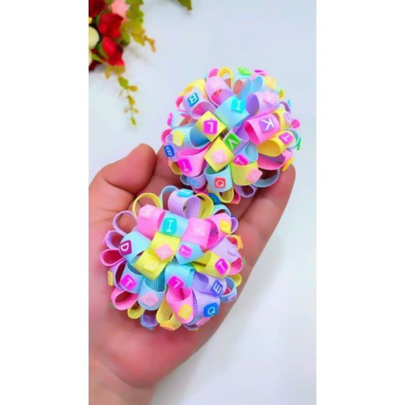 Pompom personalizado com letras escolar. Pompom escolar. Pompom infantil. Pompom personalizado com letras.