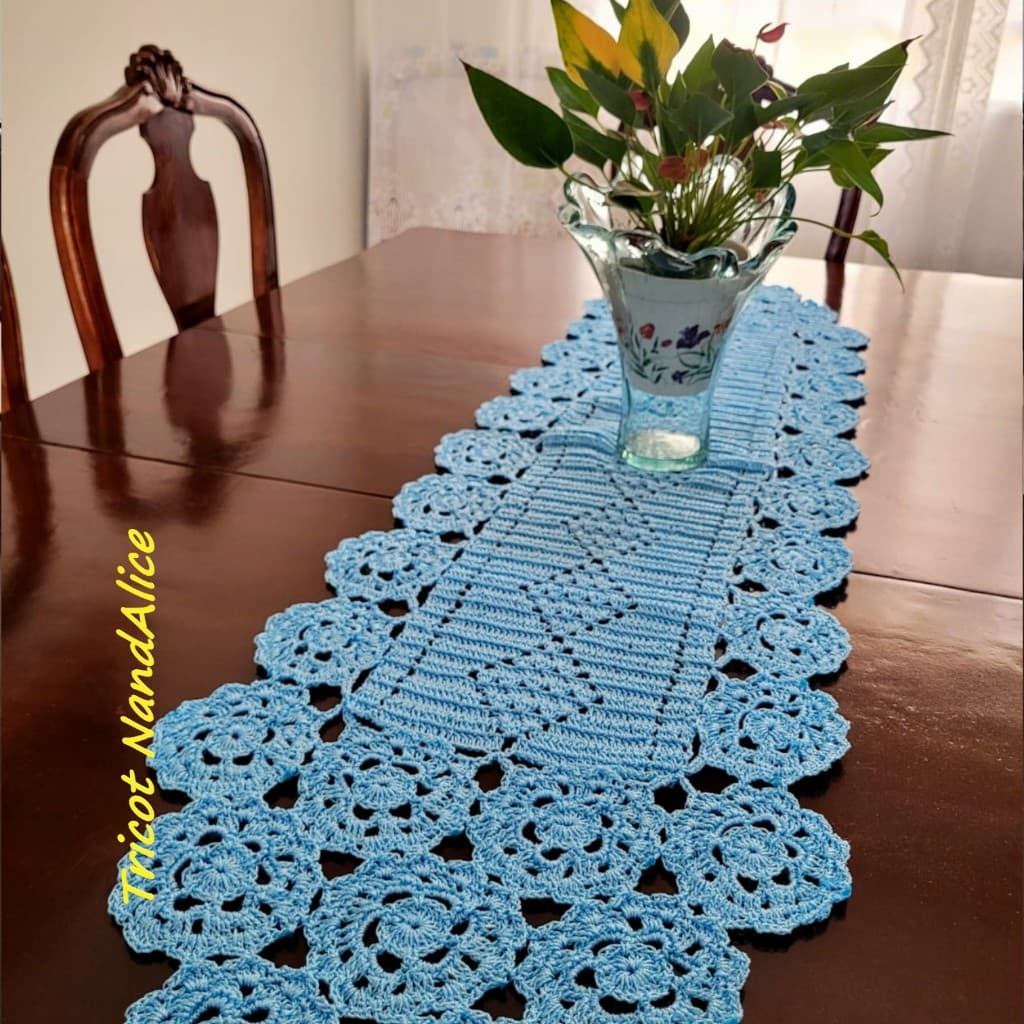 Caminho de Mesa em Crochê Artesanal em Linha de 1,70 cm