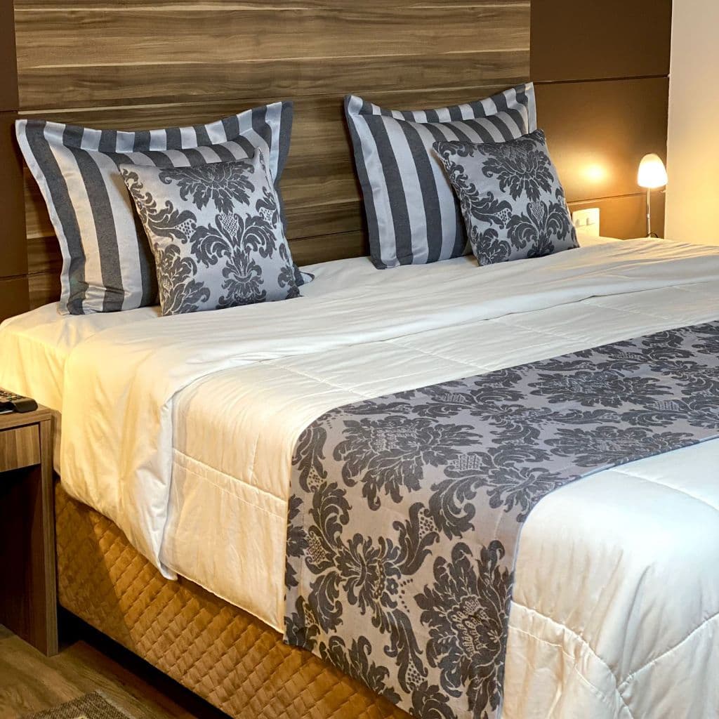Kit Conjunto Peseira Xale para Cama 2 Capas de Almofada e 2 Porta Travesseiros