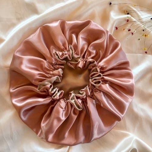 Kit touca de cetim dupla face + Scrunchie ( xuxinha de cabelo )