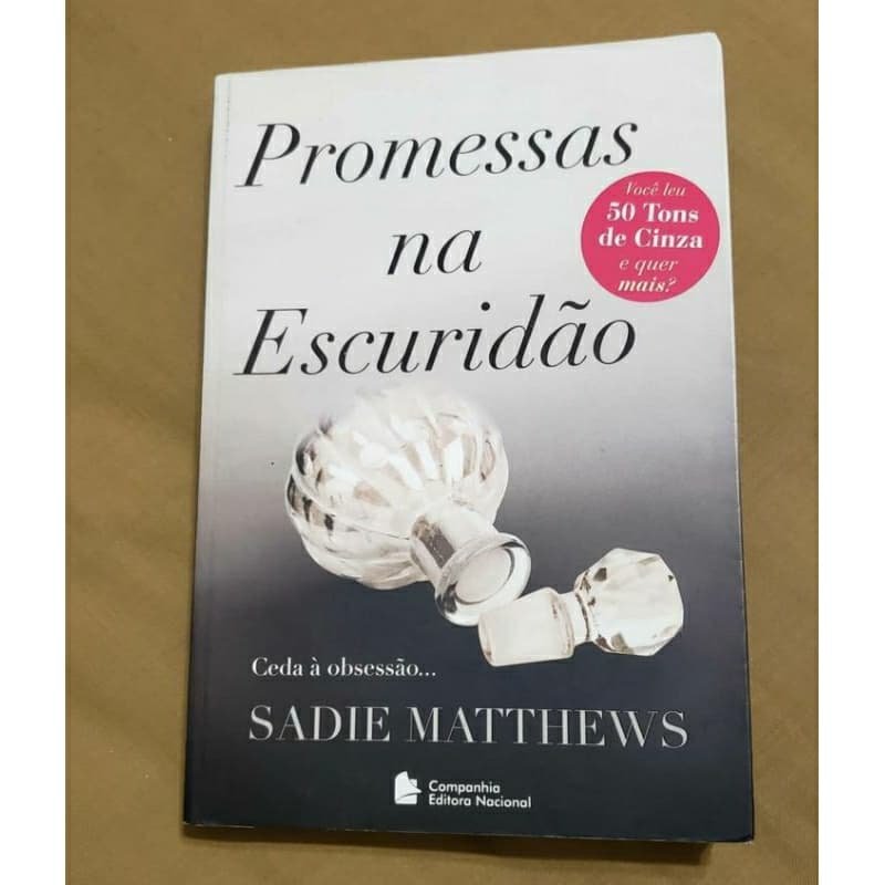 Livro Promessas na Escuridão de Sadie Matthews