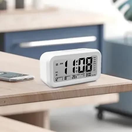 Mini Relógio Digital 8x6Cm Preto Ou Branco Com Led Temperatura Alarme Data e Mês Prático E Fácil