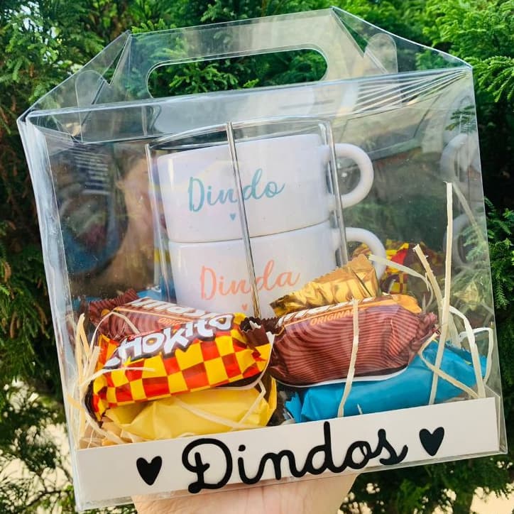Caixa de acetato personalizada com par de canecas para padrinho e madrinha + bombonsPresente para padrinhos.
