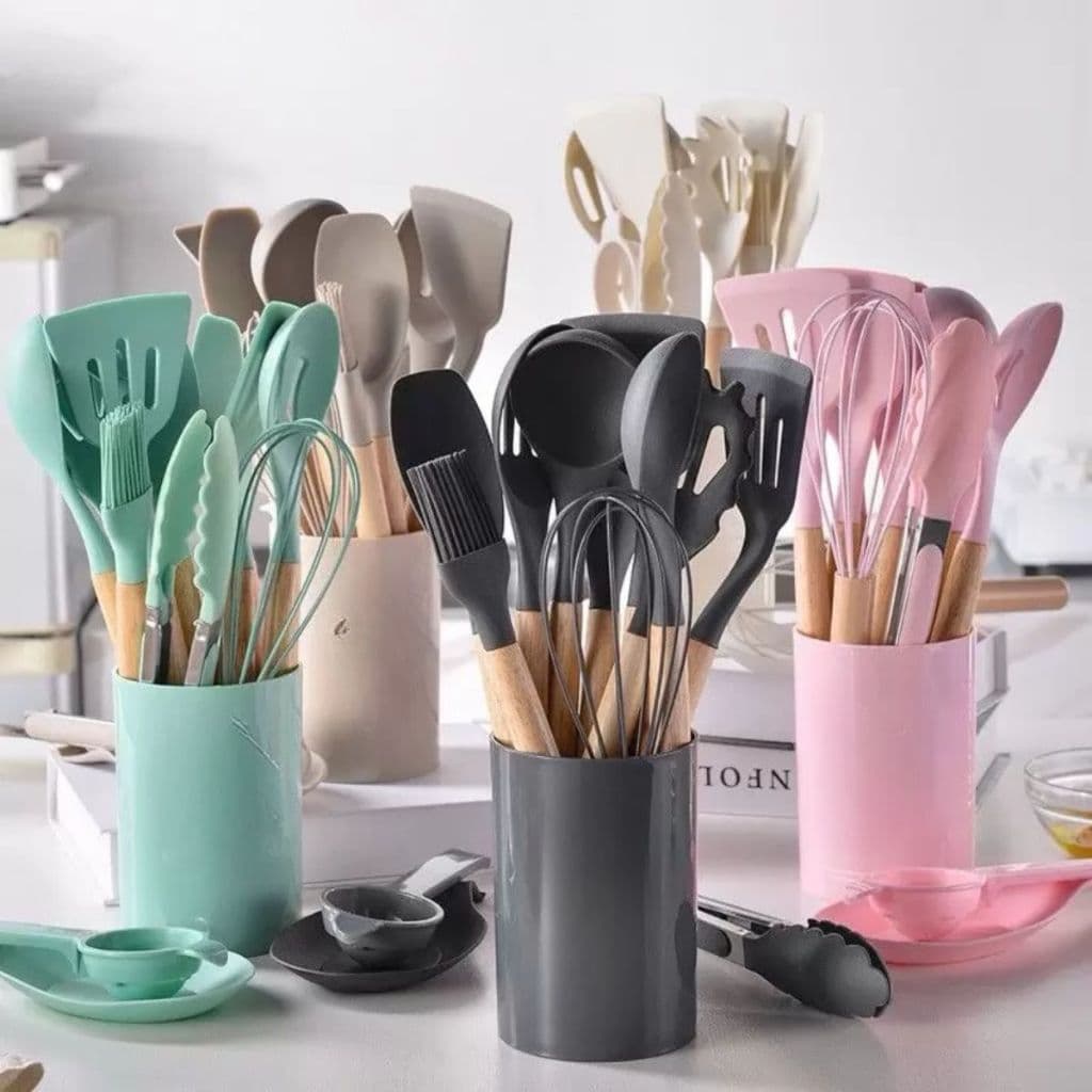 KIT 13 Peças Em Silicone E Madeira E Nylon Espátula Espátula Vazada Colher Colher Vazada Espátula Raspadora Pegador De Massas Pinça Pegadora Espátula Curvada Batedor De Ovos Concha Pincel Culinário Suporte Para Talher