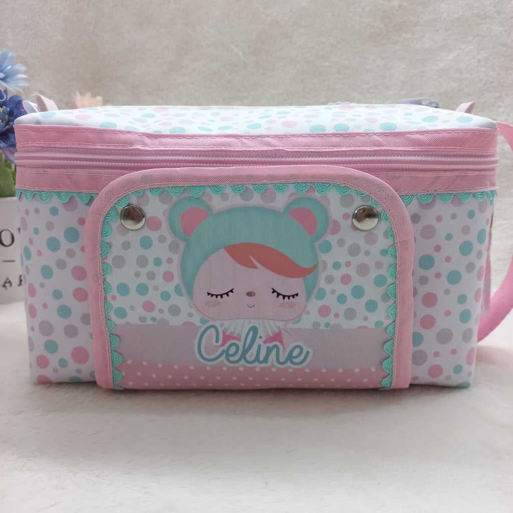 Nécessaire do Bebê - Personalizada  - Porta Fraldas e Lenços - Mamãe e Bebê - Boneca Metoo