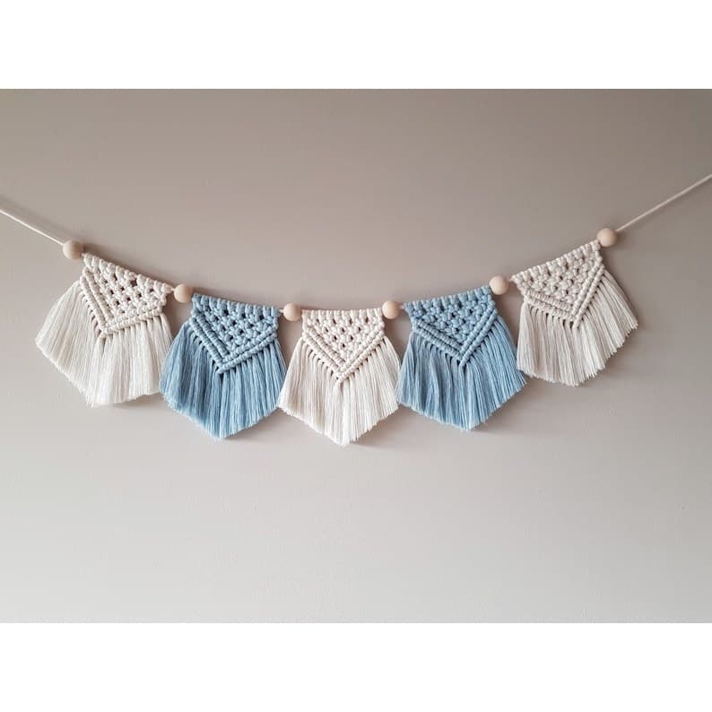Decoração para chá de bebê de macramê. Bandeirinhas de barbante .