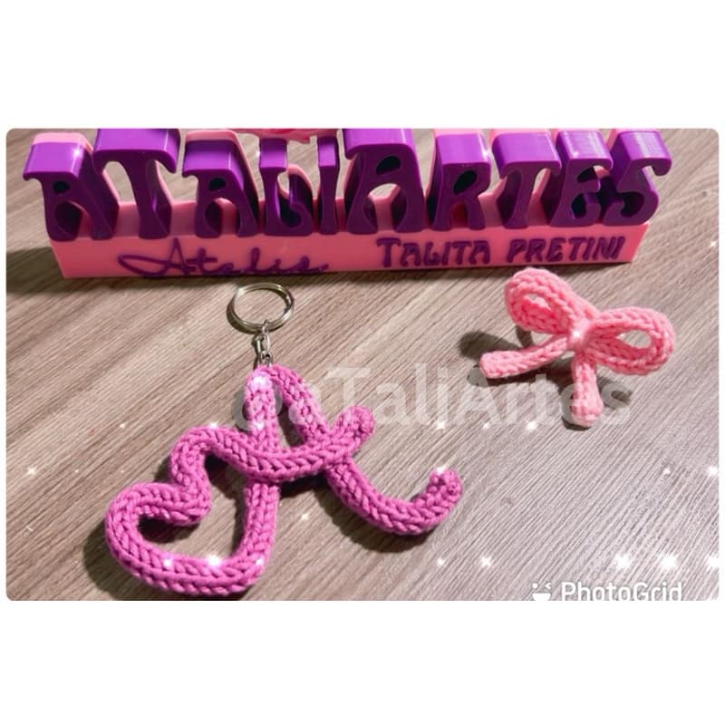 Lembrancinha personalizada kit 02 peças chaveiro de letra + xuxinha com laço em tricotin