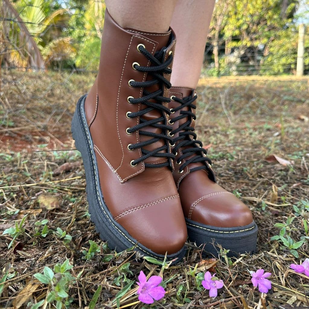 Bota Coturno Feminino Tratorado Blogueira Cano Curto Bico Redondo Marrom de Amarrar LiaMalia