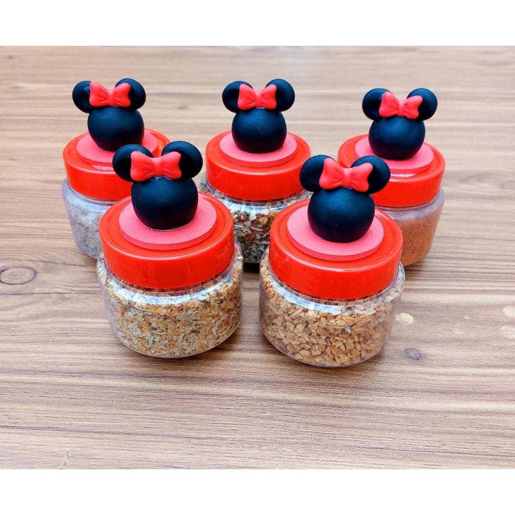 Kit com 5 ou 6 potes de plástico decorados com biscuit para tempero ou lembrancinha de festa