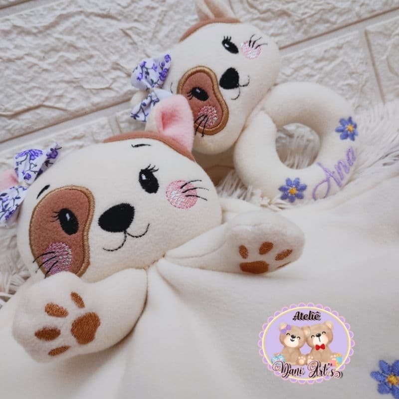 kit de Naninha e chocalho Gatinha Manchinha com nome bordado personalizado. Porta chupeta opcional, naninha antialérgica