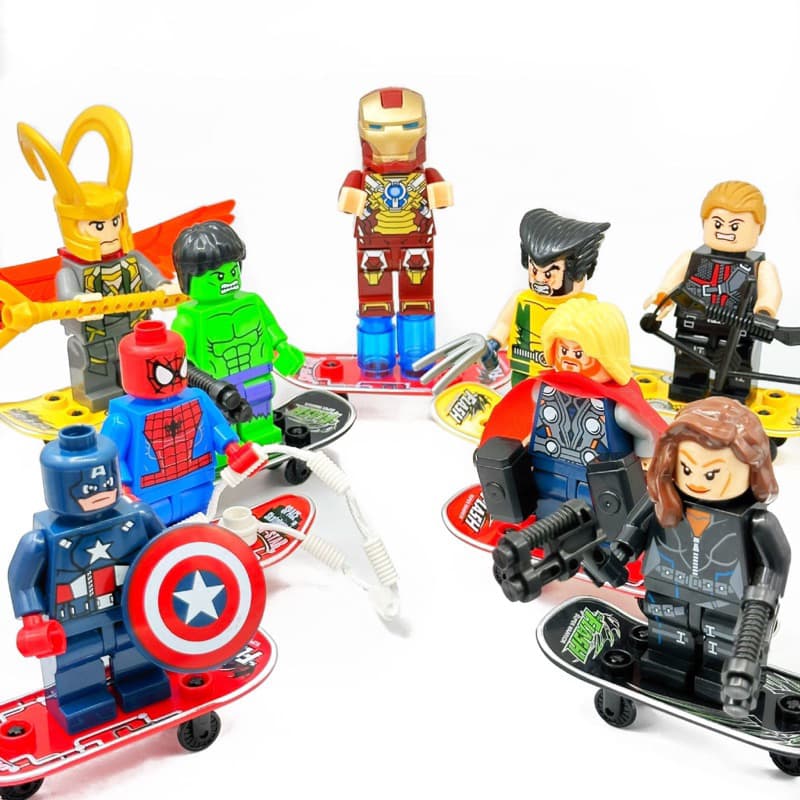 Bonecos lego com acessórios e skate