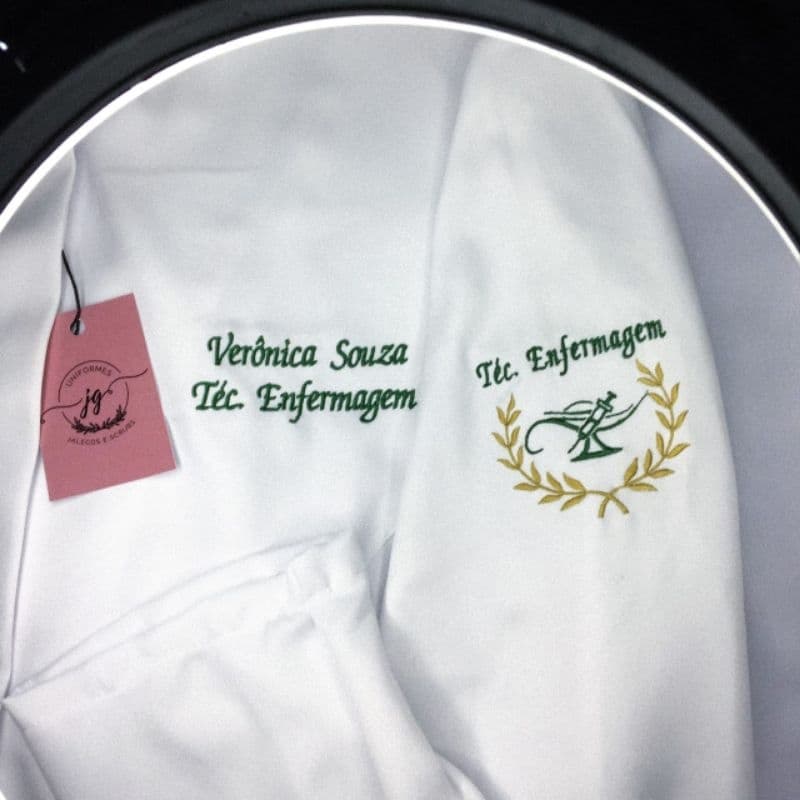 Jaleco Oxford e Gabardine FEMININO Personalizado com bordado do nome e profissão, gola padre, com botões|enfermagem