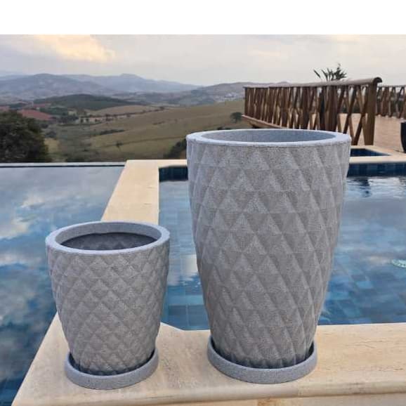 Kit 2 vasos de planta em polietileno modelo coluna Diamante com prato coletor PP e M