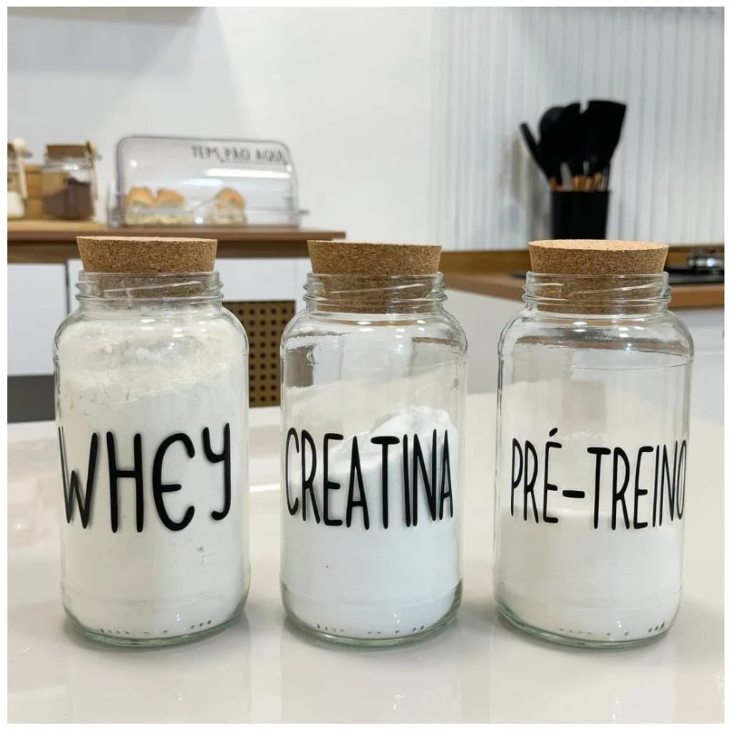 Potes de mantimentos - whey, creatina e pré-treino