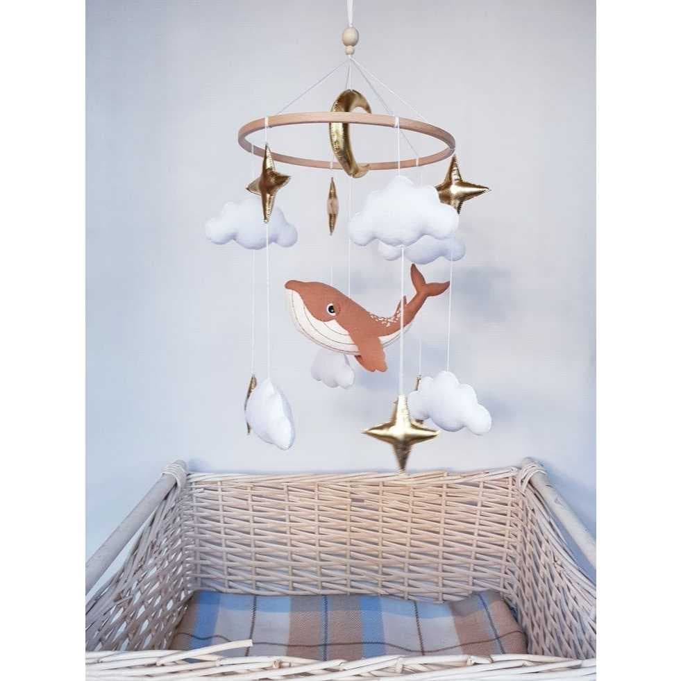 Mobile para berço minimalista baleia boho madeira nuvens