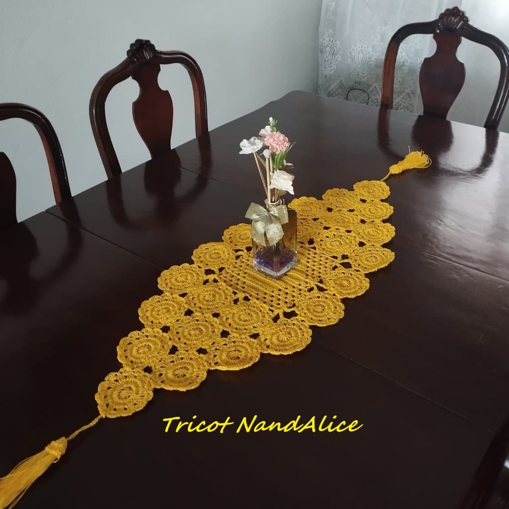 Caminho de Mesa em Crochê Artesanal em Linha Seda, Tamanho Médio 1 Metro