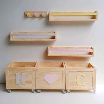 prateleira nicho multifuncional madeira pinus coloridas em tons pasteis para quarto infantil