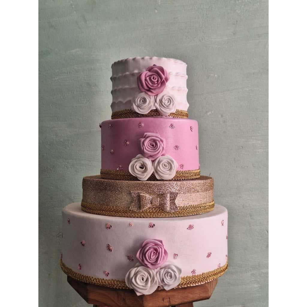 Bolo fake 4 andar rosa com branco e base curta glitter