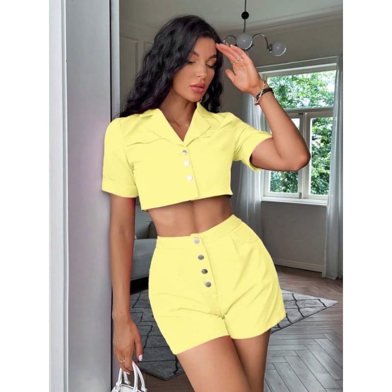 Conjunto de Camisa Cropped e Shorts